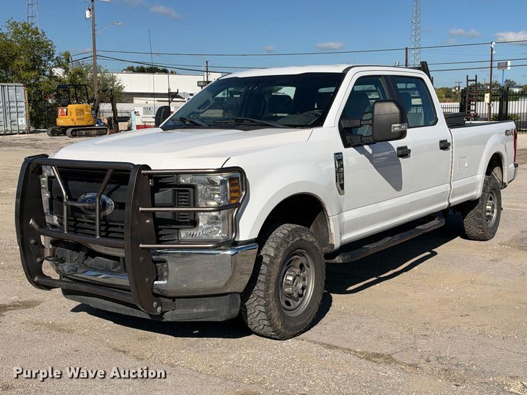 2019 Ford F250 Super Duty Crew Cab pickup truck - FB8372