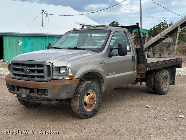 2004 Ford F350 flatbed pickup truck - FG0726