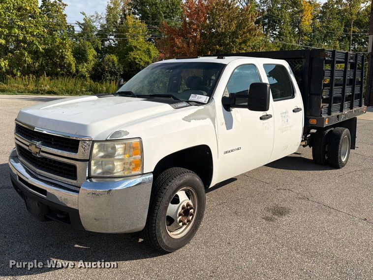 2010 Chevrolet Silverado 3500HD Crew Cab flatbed pickup truck - FG3033