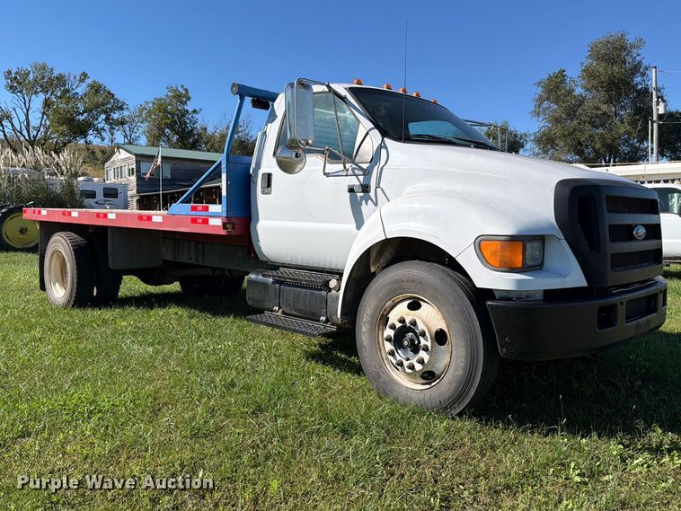 2004 Ford F650 Super Duty XL flatbed truck - FH6452