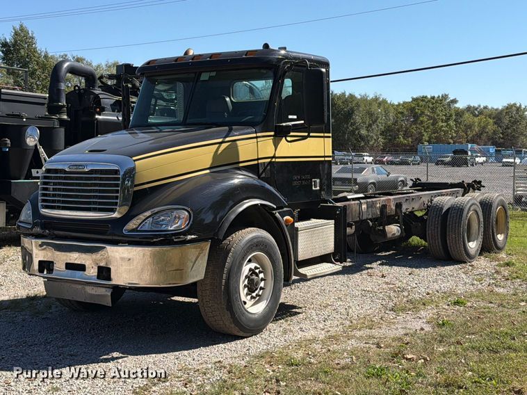 2015 Freightliner Columbia truck cab and chassis - FT6464