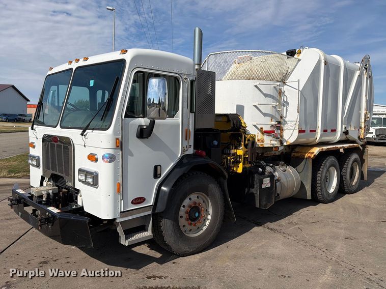2015 Peterbilt 320 refuse truck - FT6728