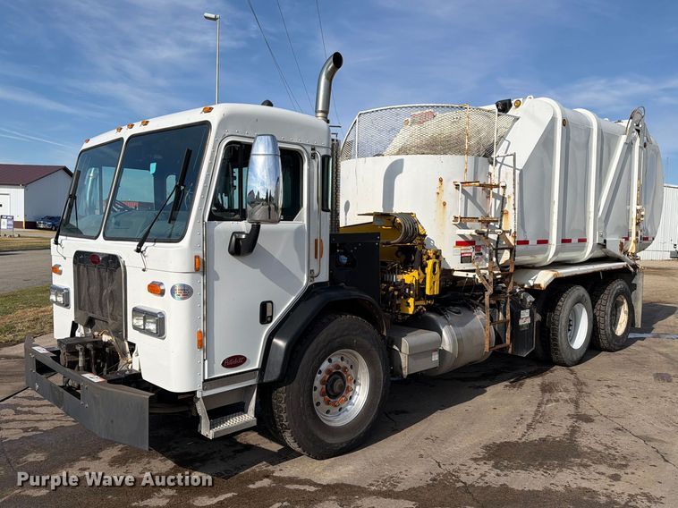 2018 Peterbilt 320 refuse truck - FT6729