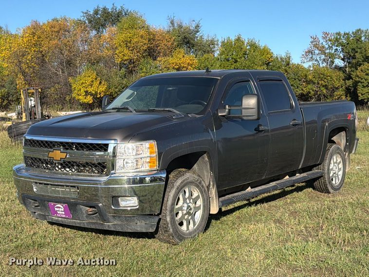 2011 Chevrolet Silverado 2500HD Crew Cab pickup truck - FT7538
