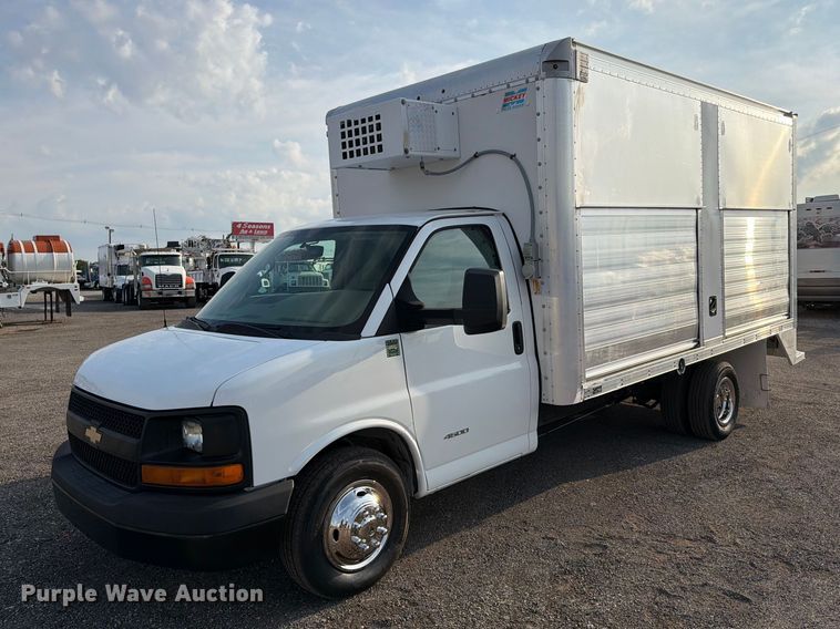 2016 Chevrolet Express 4500 box truck - FW3500