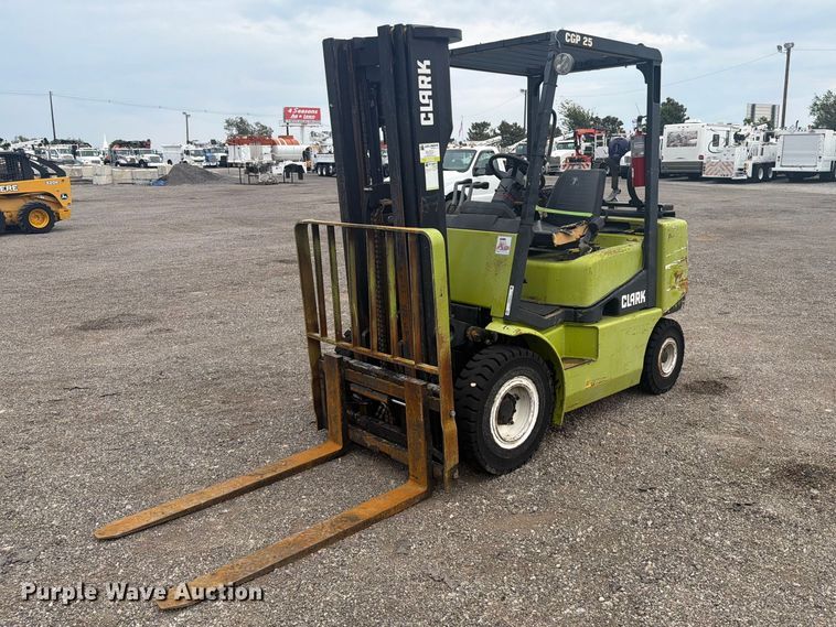Clark CGP25 forklift - FW3510