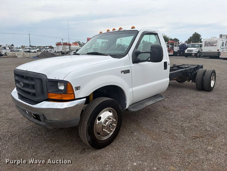 1999 Ford F-550 Super Duty truck cab and chassis - FW3511