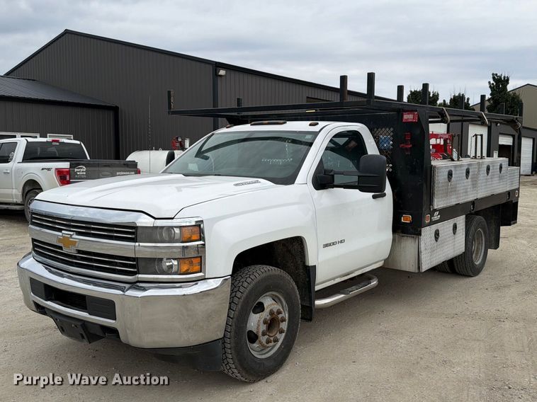 2015 Chevrolet Silverado 3500HD Crew Cab flatbed pickup truck - OE9730