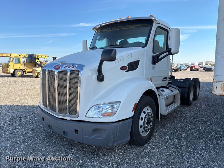 2018 Peterbilt 579 semi truck - YA4093