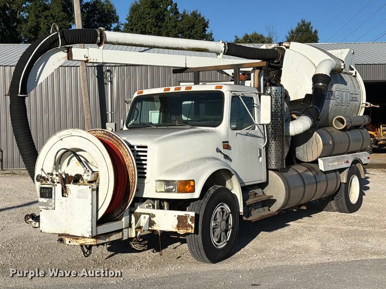 1991 International 4900 sewer jetter truck - DZ4937