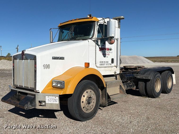 2005 Kenworth T800 semi truck - EP7899