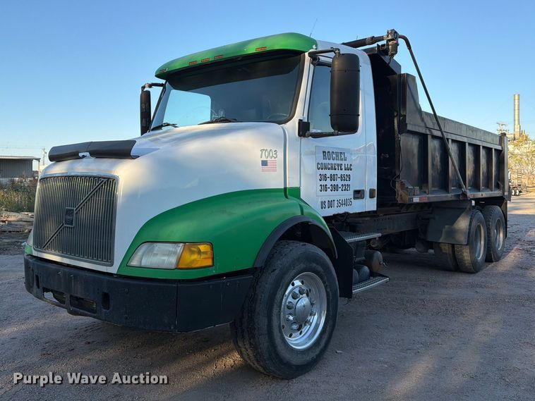 2001 Volvo VNM dump truck - EP7921