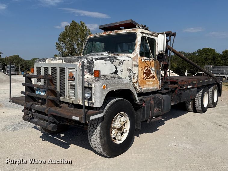 1979 International F-2574 flatbed truck - FC4454