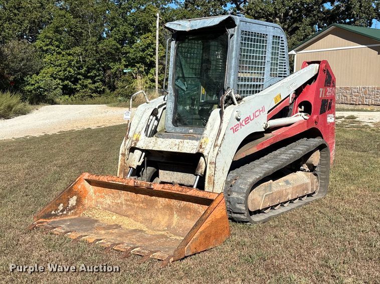 2011 Takeuchi TL250 tracked skid steer loader - FG0769