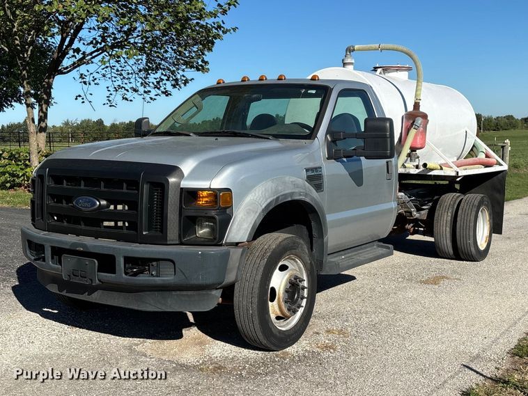 2010 Ford F550 Super Duty vacuum truck - FG0772
