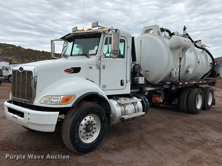 2013 Peterbilt 348 hydrovac truck - FI2032