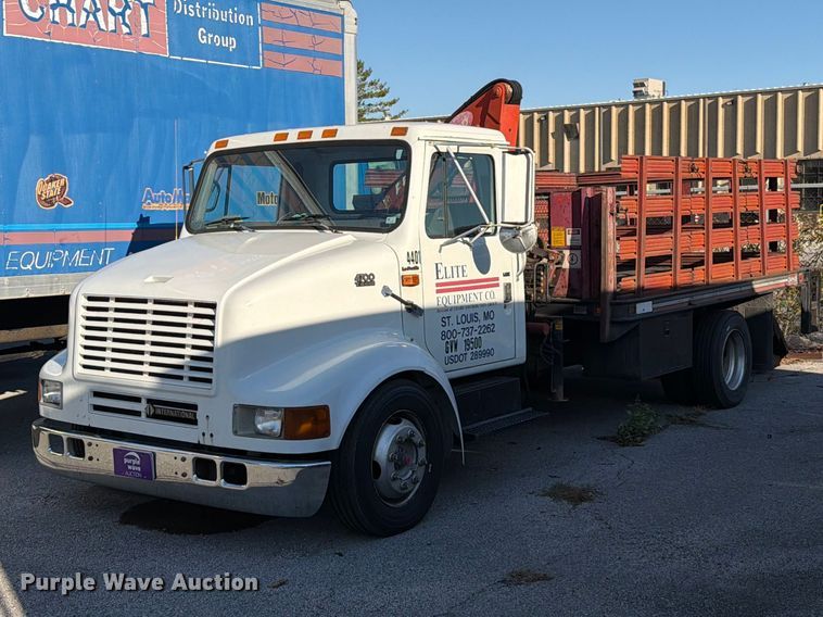 1998 International 4700 LPX flatbed truck - FT6461