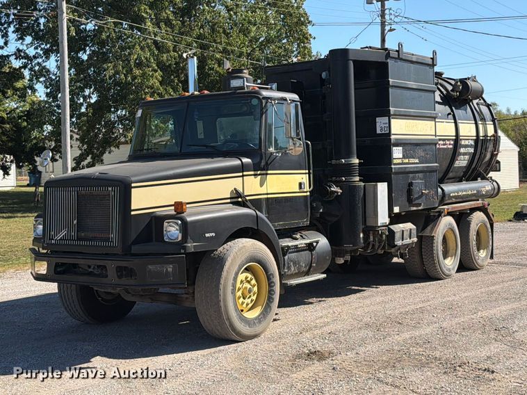1996 Volvo WG vacuum truck - FT6465