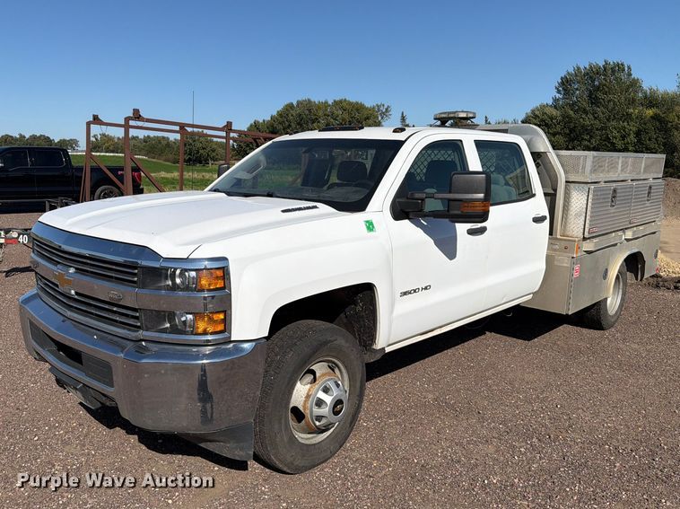 2016 Chevrolet Silverado 3500HD Crew Cab pickup truck - FT6852