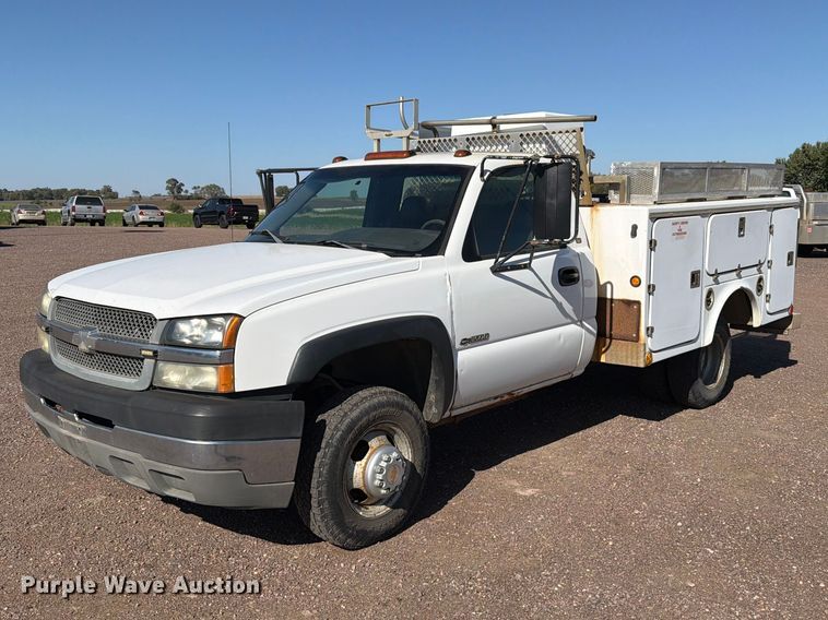 2003 Chevrolet Silverado 3500 utility bed pickup truck - FT6853