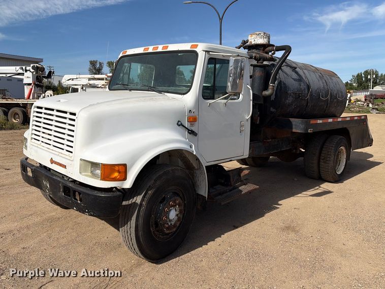 1990 International 4700 tank truck - FT6864