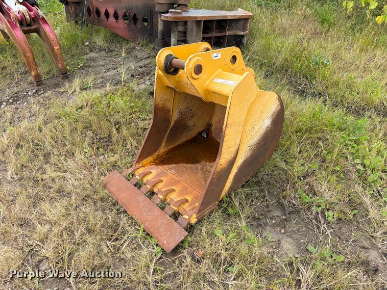 2018 John Deere AT395792 excavator bucket - FT8138
