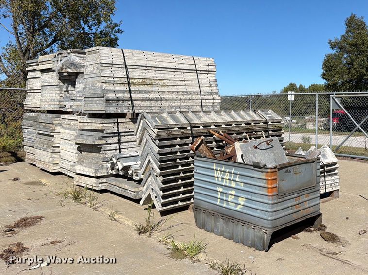 8' W concrete forms - FU4743
