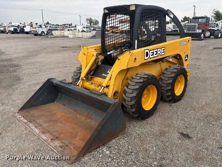 2005 John Deere 320E skid steer loader - FW3512