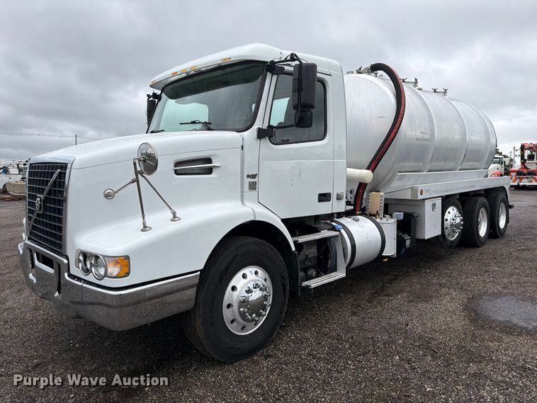 2013 Volvo VHD vacuum truck - FW3523