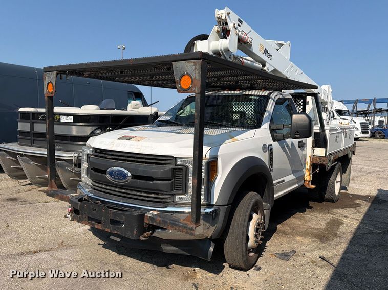 2017 Ford F550 Super Duty bucket truck - YA3929