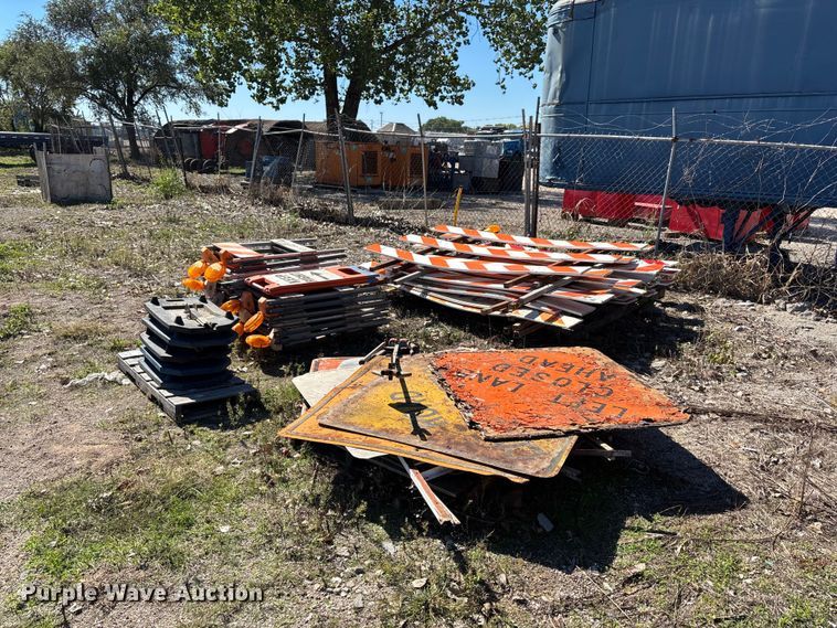 Road safety signs and barricades - DS2584