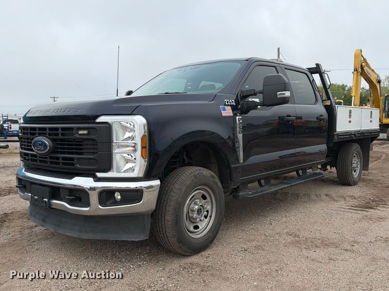 2025 Ford F250 XL Crew Cab flatbed pickup - DW6801