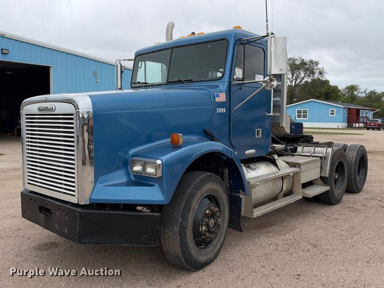 1999 Freightliner FLD semi truck - EC4613