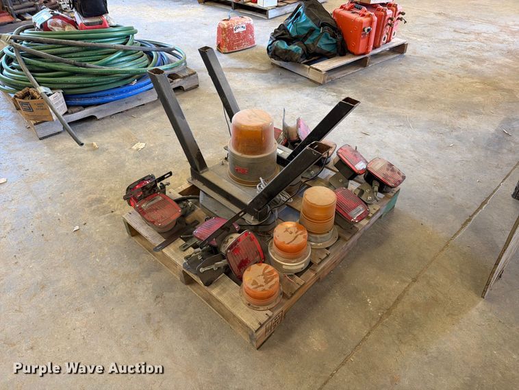 Pallet of truck lights - EP7814