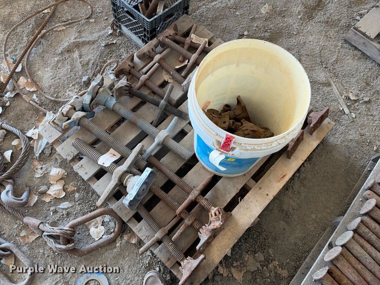Approximately 20 shoring screw jacks - EX2249