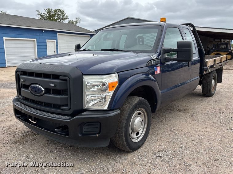 2012 Ford F250 XL Ext cab flatbed pickup truck - FK3734