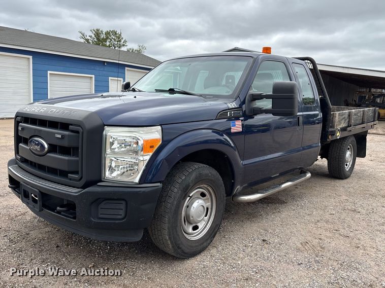 2012 Ford F250 XL Ext cab flatbed pickup truck - FK3735