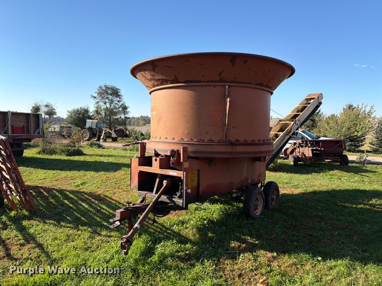 New Holland 379 bale processor - FT6967
