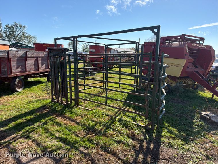 Vern's Manufacturing livestock pen - FT6971