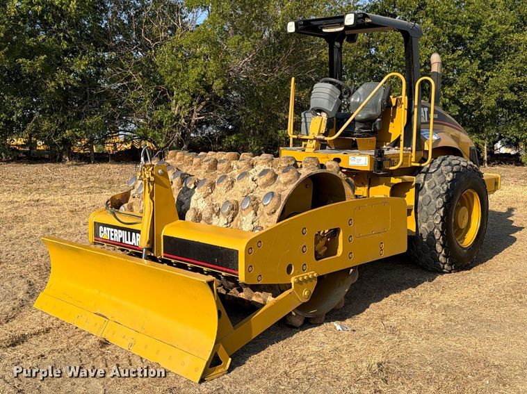 2004 Caterpillar CP-563E single drum vibratory roller - FN3527