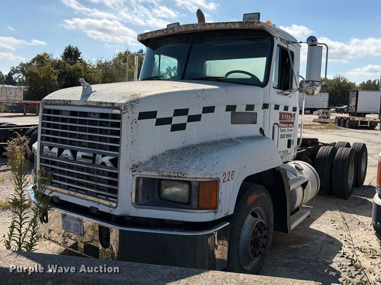 1992 Mack CH600 semi truck - DT3056