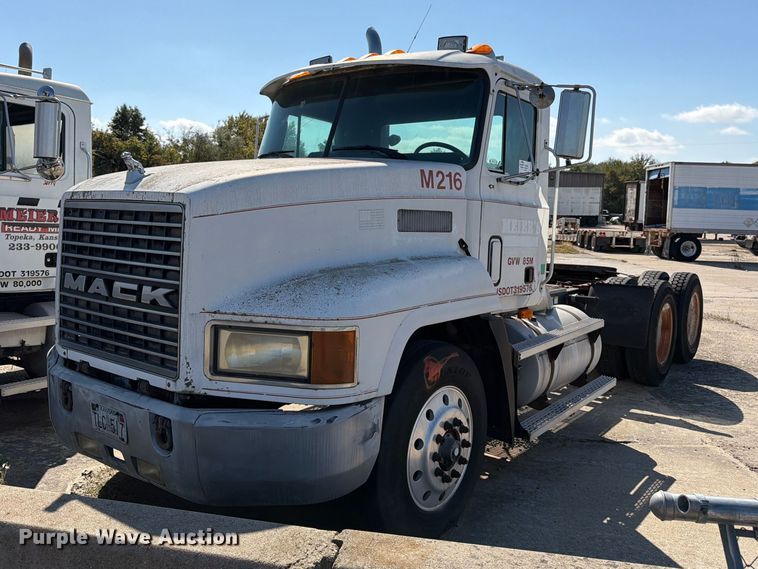 1994 Mack CH613 semi truck - DT3057