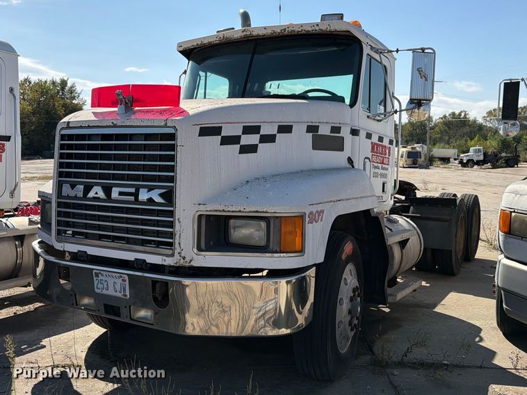 1992 Mack CH600 semi truck - DT3058