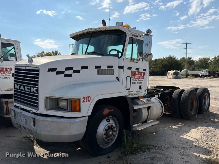 1992 Mack CH613 semi truck - DT3060