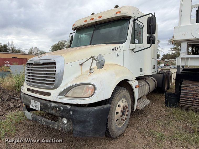 2005 Freightliner Columbia semi truck - DU1552