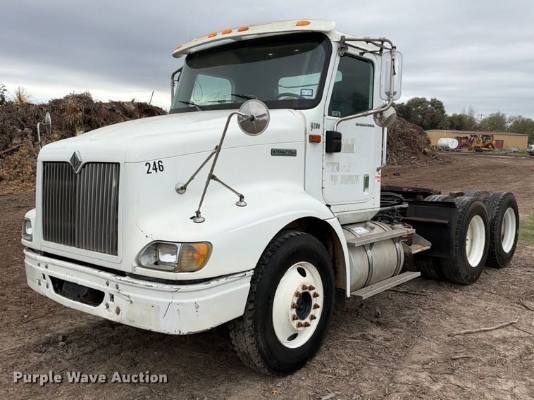 2005 International 9200 semi truck - DU1553