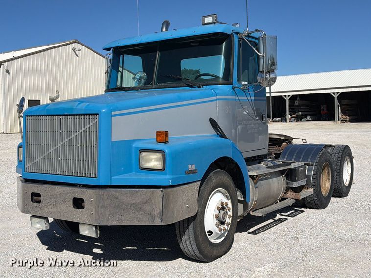 1994 White GMC WB semi truck - DZ4938