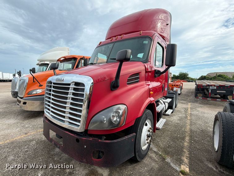 2016 Freightliner Cascadia semi truck - EA7389