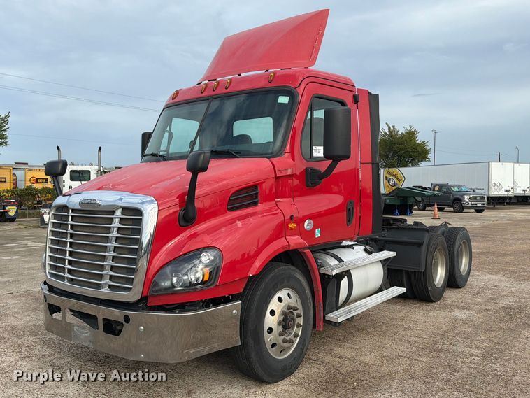 2015 Freightliner Cascadia semi truck - EA7390