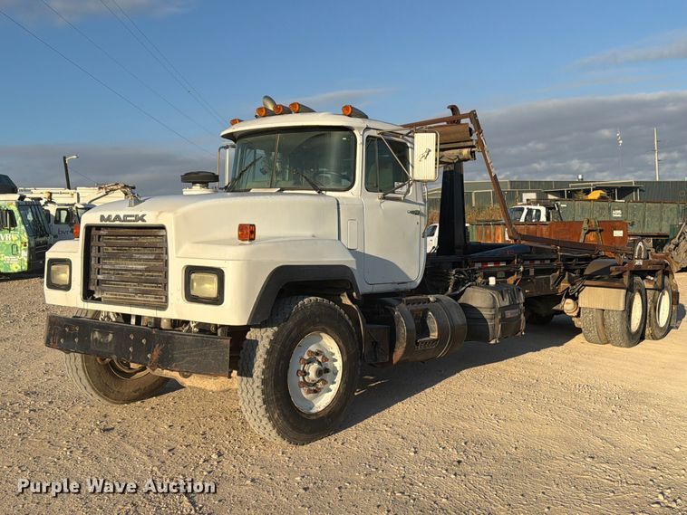 2000 Mack RD688S hook lift truck - EA7403